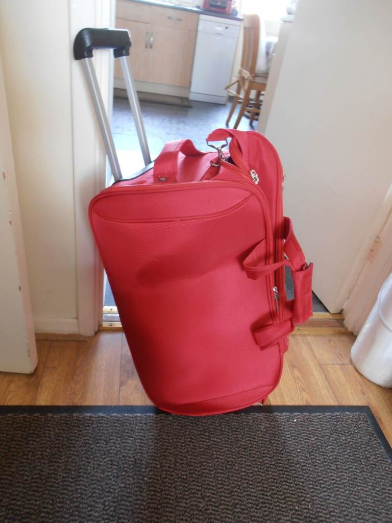 A STURDY Holdall , on wheels, pull-out handle ,Strong Hand-grips & shoulder Strap..