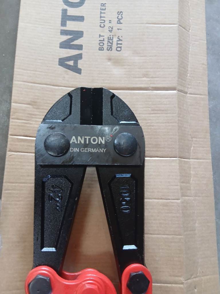 Heavy duty bolt cutters made in Germany 42 in 1050 mm