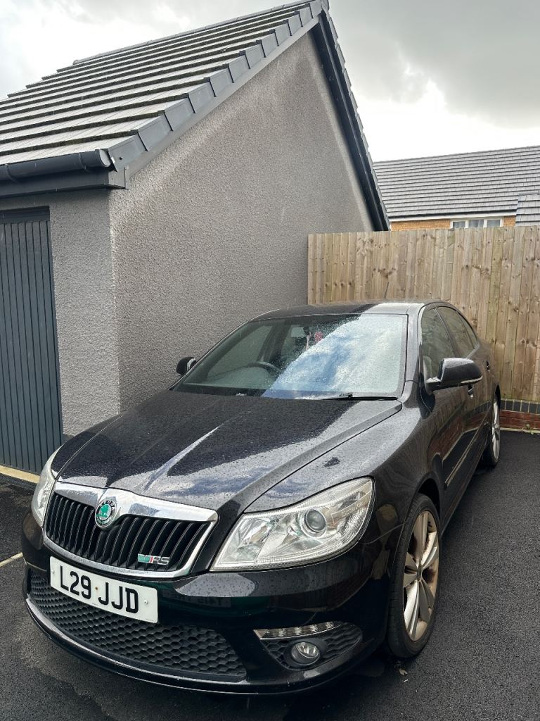 Black Skoda Octavia vRS 2011