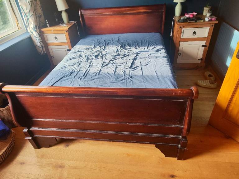 Double wooden sleigh bed (+ mattress available)