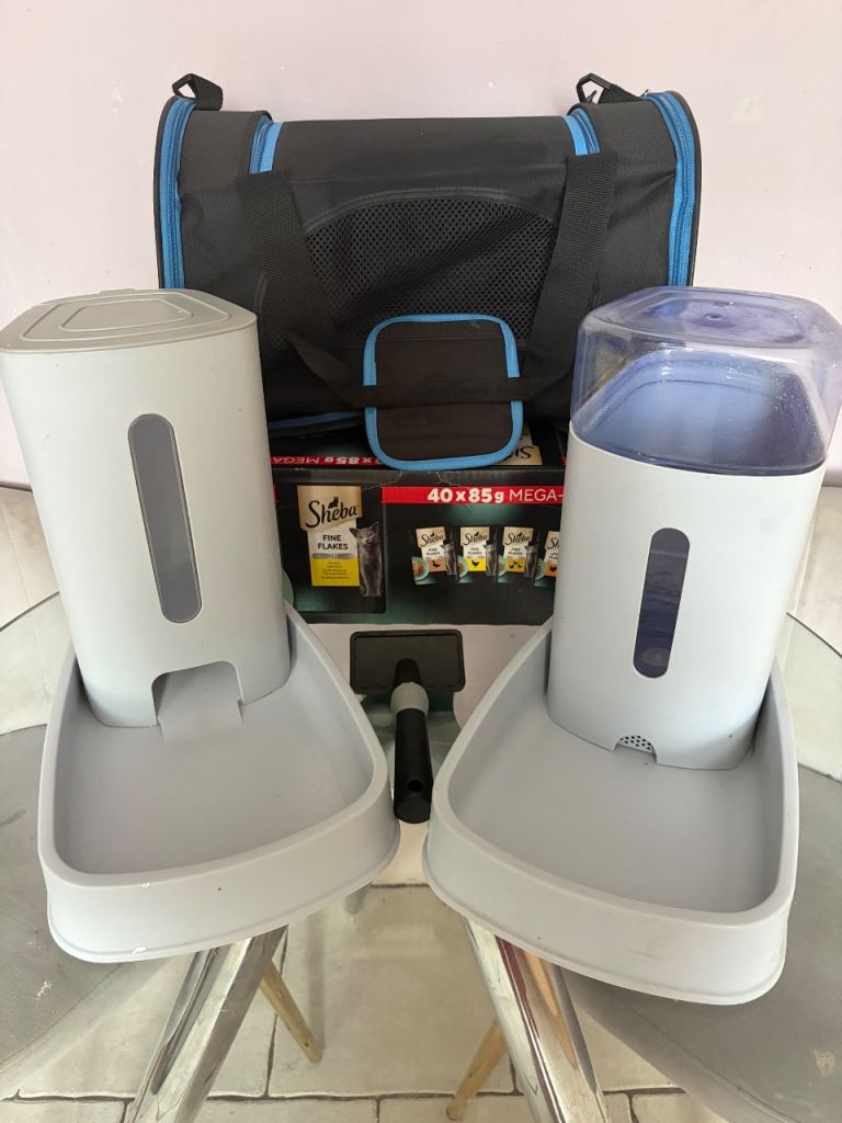 Cat feeder, carrier bundle