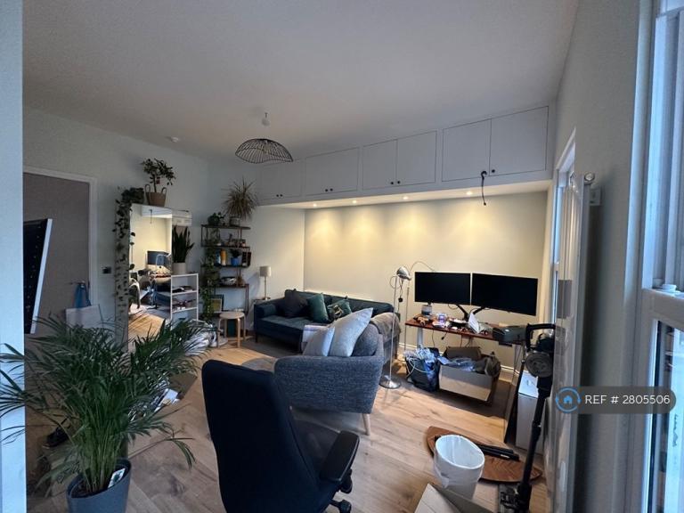 1 bedroom flat in Dawes Rd, London, SW6 (1 bed) (#2805506)