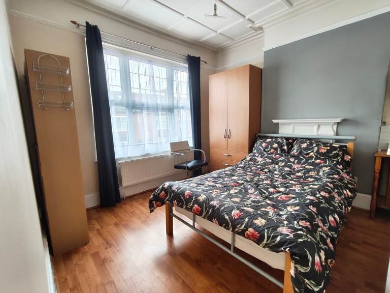 ********** ROOM - HOUNSLOW **********