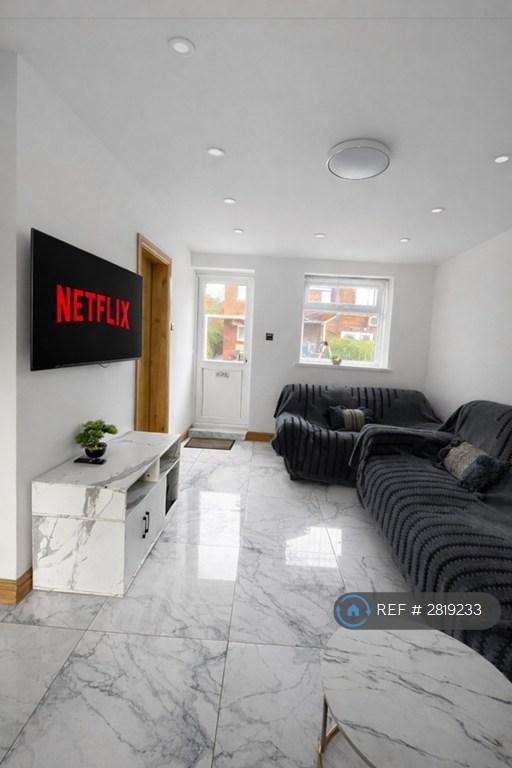 1 bedroom flat in Hawkhurst Road, Manchester, M13 (1 bed) (#2819233)