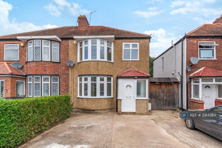 3 bedroom house in Bulstrode Avenue, Hounslow, TW3 (3 bed) (#2914284)