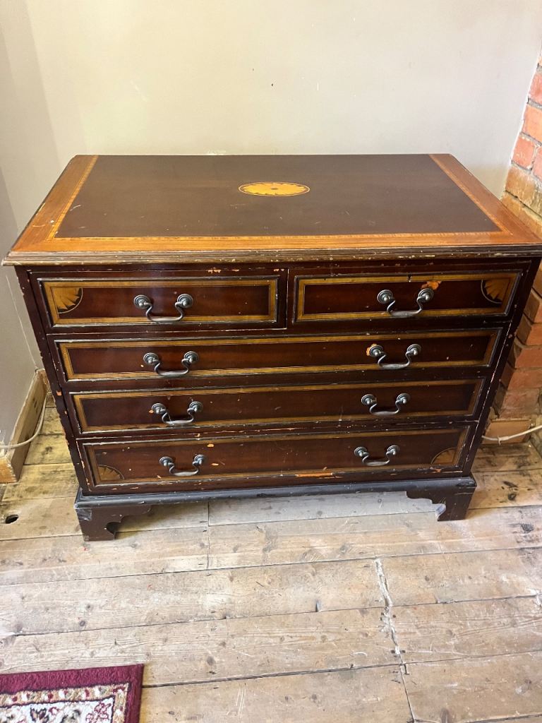 Wooden chest of drawers 