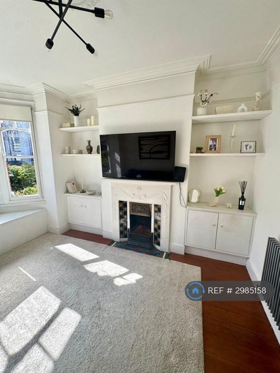 2 bedroom flat in Valetta Road, London, W3 (2 bed) (#2985158)