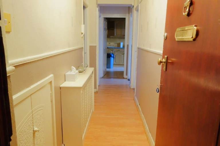 Spacious 2-Bedroom Furnished Flat with Balcony & Free Parking – Walk to Glasgow City Centre