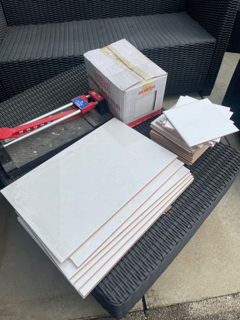 Ceramic wall tiles and tile cutter 