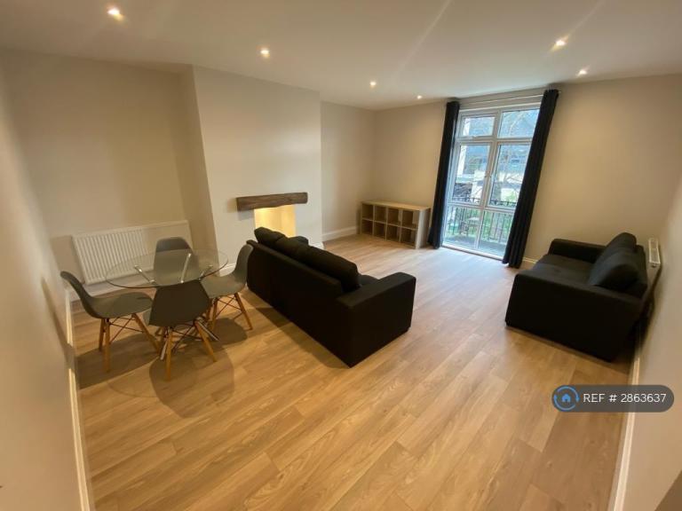 2 bedroom flat in Moorland Hall, Leeds, LS3 (2 bed) (#2863637)