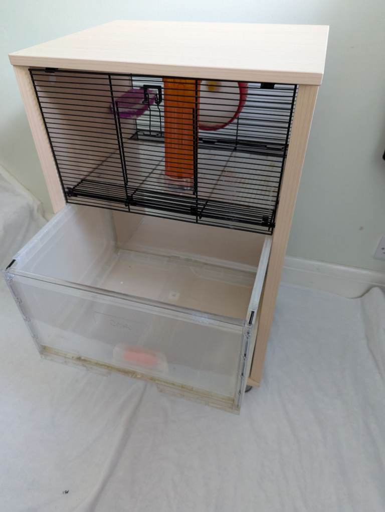 Gerbil / hamster home (Omlet Qute), bedding and travel case