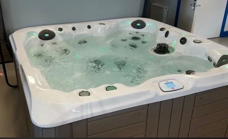 Hot tub evolution 8 little use kept under cover 