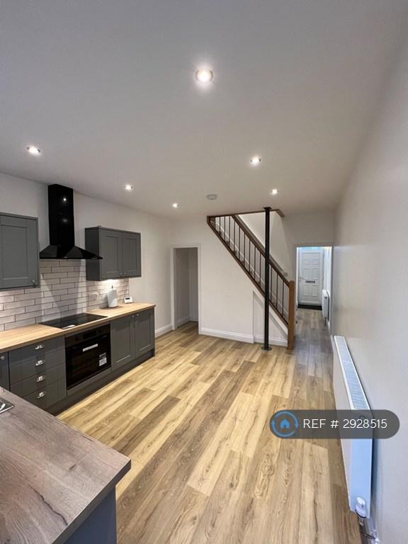 3 bedroom house in Manchester Road, Huddersfield, HD7 (3 bed) (#2928515)