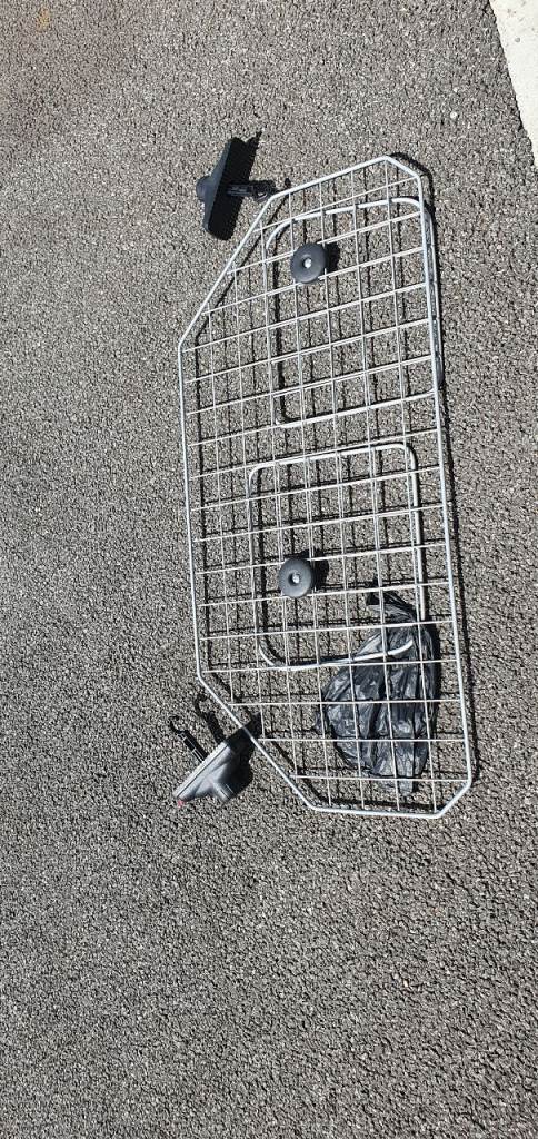 Hatchback dog guard, fits most cars with back seat headrests, fully adjustable sides