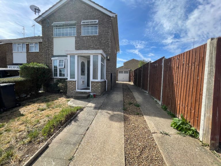 ATTRACTIVE 3-BEDROOM DETACHED HOUSE – GARAGE & AMPLE PARKING 