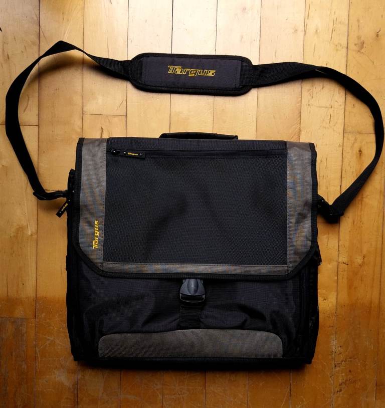 ​Vintage Targus Laptop Messenger Bag 412-QC01-U10A | Black Y2K Techwear Gorpcore