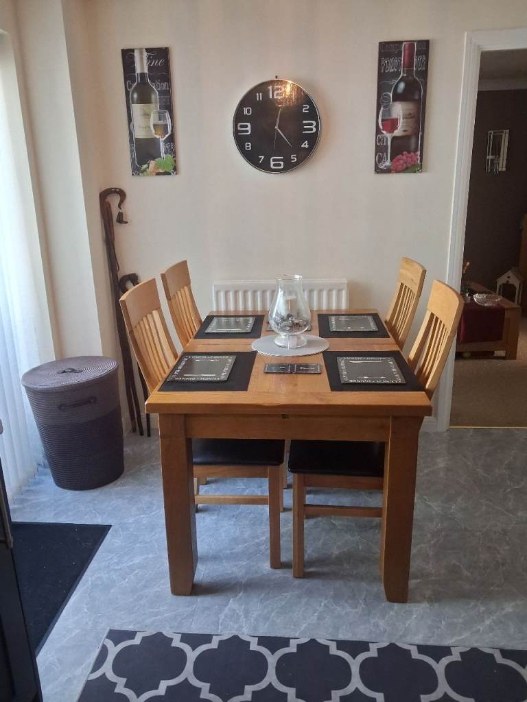 Solid oak extendable table andc4 chairs