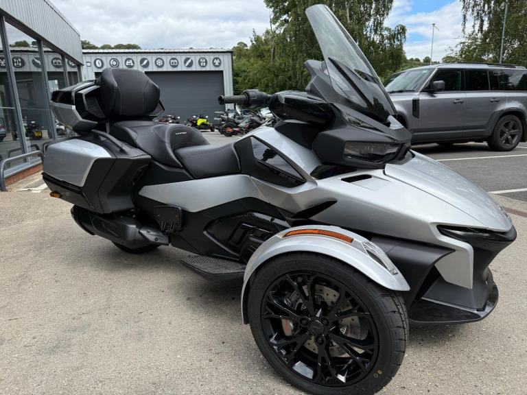 2025 Can-Am Spyder RT Limited 1330cc 6 speed semiauto trike Hyper Silver
