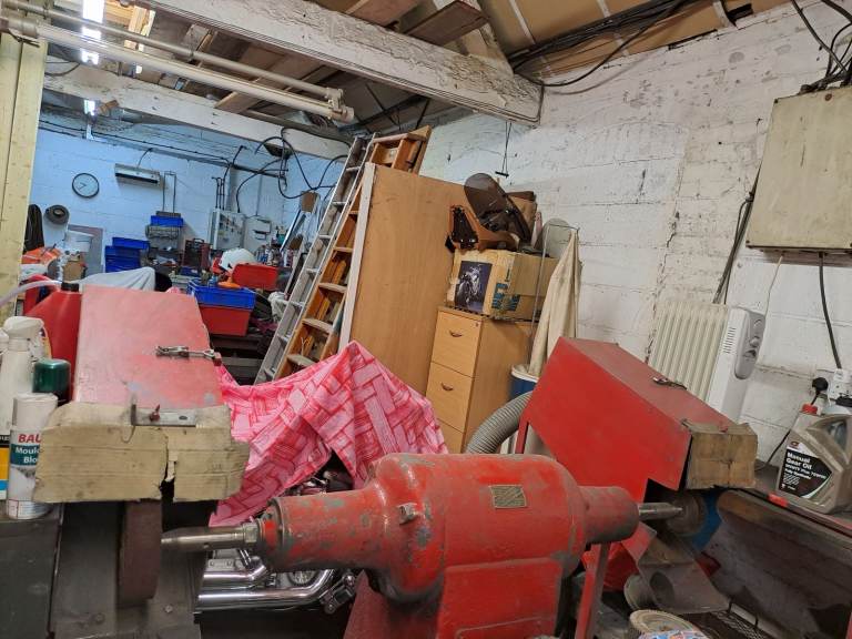 Metal polishing lathe 5hp in good working order lots of belts and mops 
