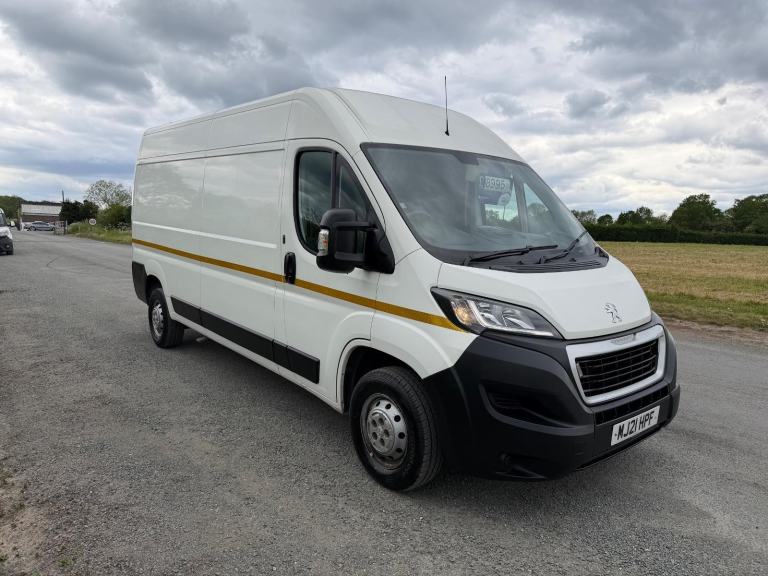 Peugeot Boxer 2.2 BlueHDi 335 Professional Panel Van 5dr Diesel Manua... 2021/21