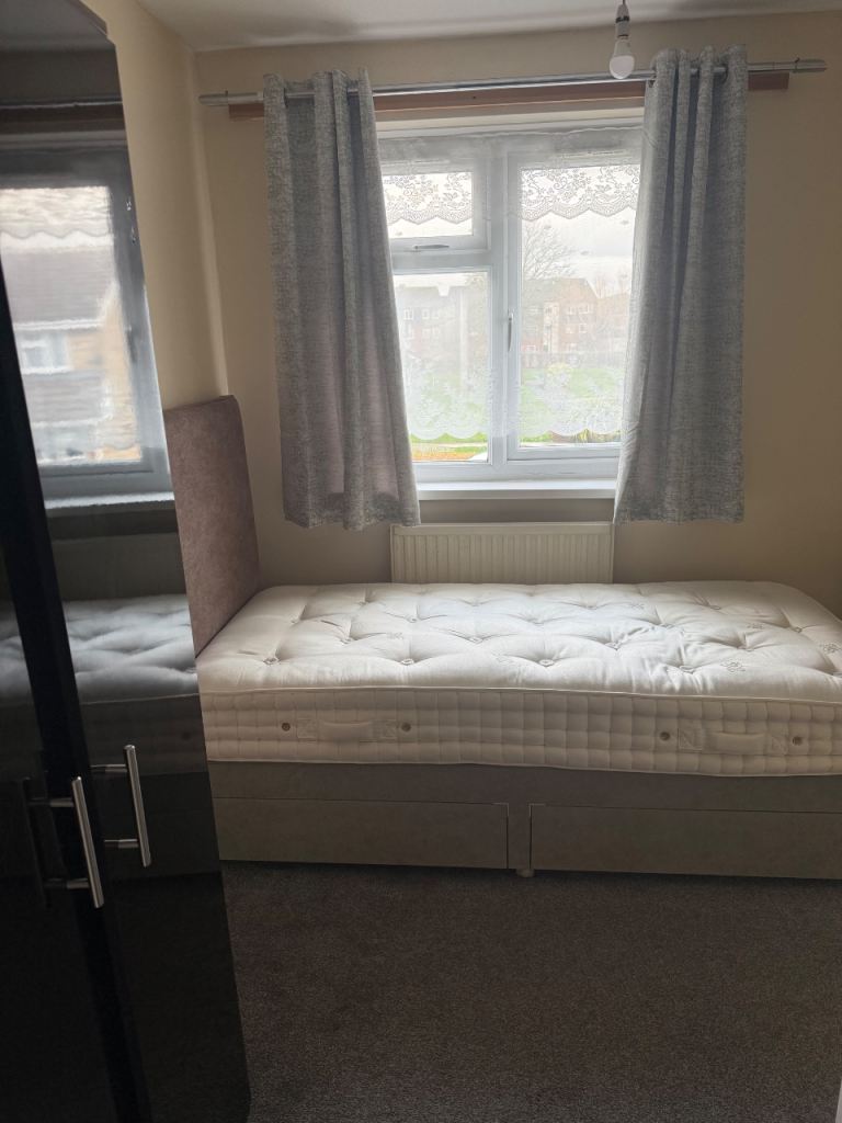 Single room to rent £450