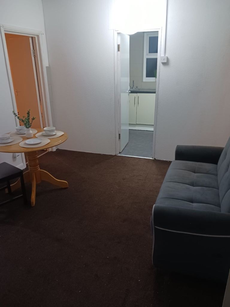 2 bedroom flat 1 minute away from Upton Park Station 