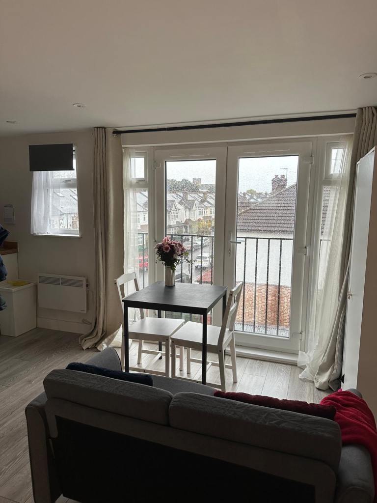 Large modern clean Studio for couples available. 5mins walk to Tooting Bec Tube