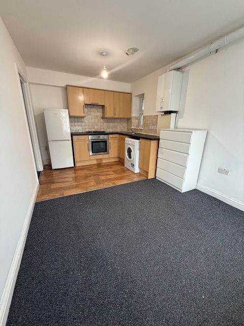 MODERN ONE BEDROOM, HANWORTH ROAD, CLOSE TO TUBE