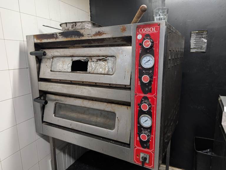Commercial twin deck pizza oven