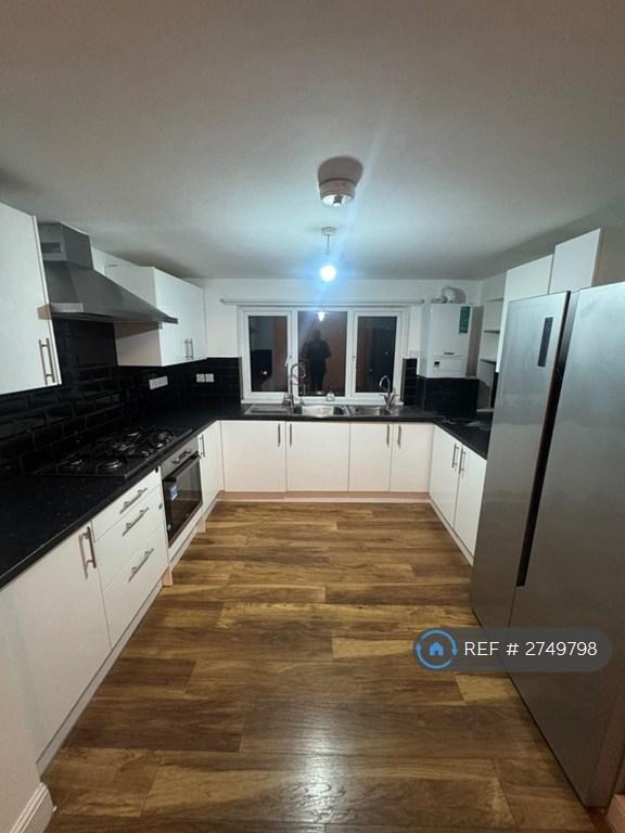 4 bedroom flat in North Finchley, London, N12 (4 bed) (#2749798)