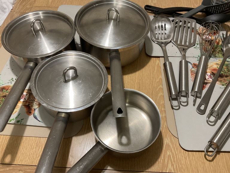 Saucepans and lids plus utensils