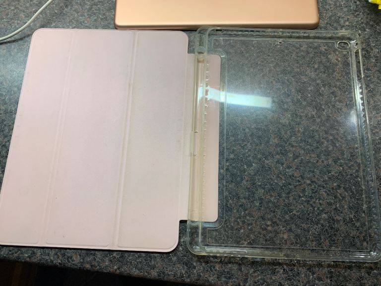 Apple iPad 9.7 6th generation rose gold with case thank you 32GB
