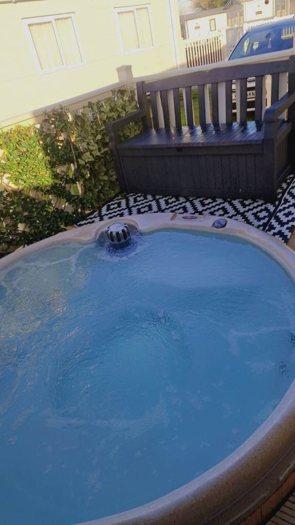 Hot tub breaks on Tattershall lakes