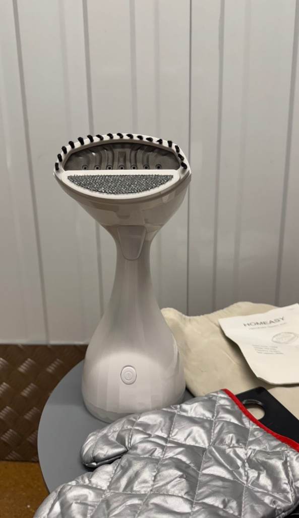 Handheld clothes steamer