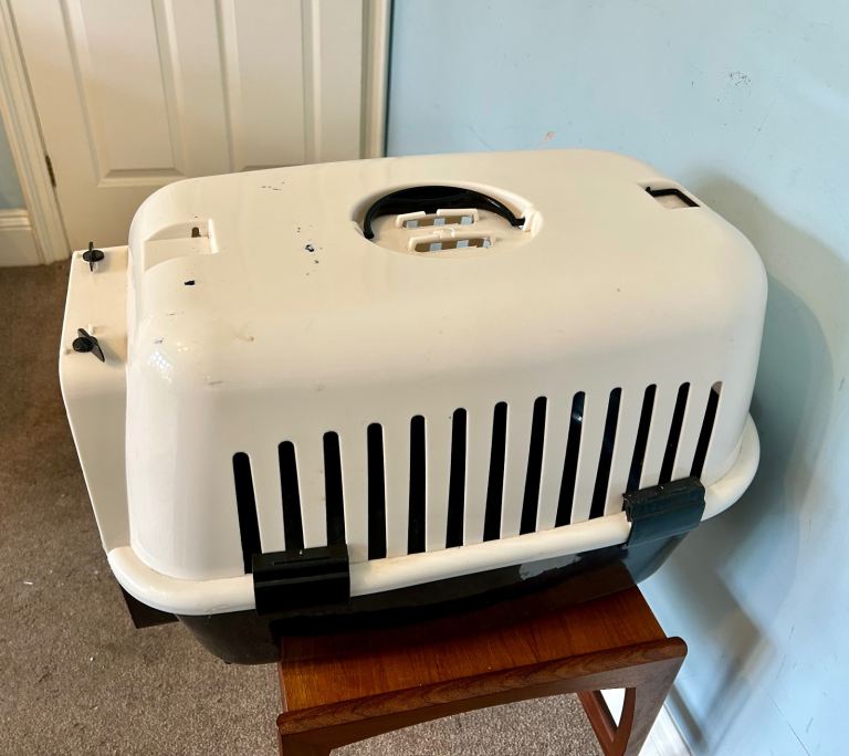 Plastic Pet Carrier H14in/36cm W14in/36cm L23in/59cm Good condition  J029