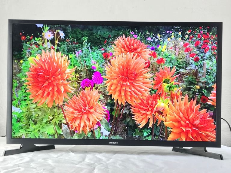 Samsung 32 Inch Smart full HD HDR LED TV WIFI- FREEVIEW- excellent condition