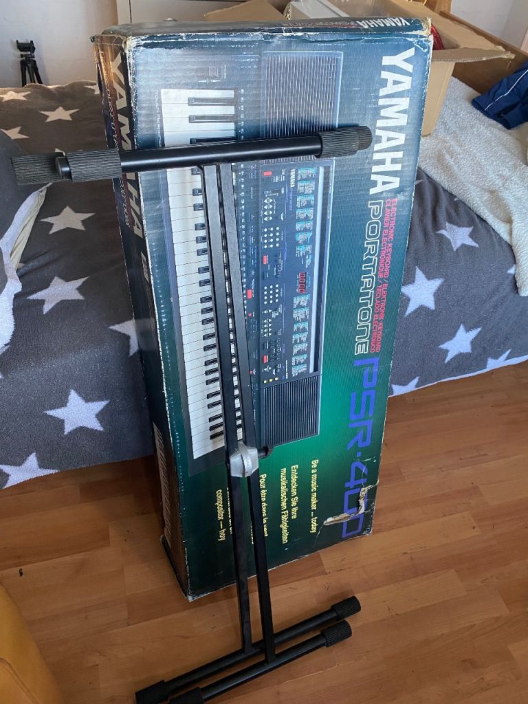 yamaha portatone psr 400 keyboard with easel and power plug in box  