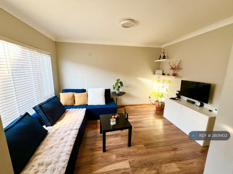 1 bedroom flat in Latchmere Lane, Kingston Upon Thames, KT2 (1 bed) (#2801403)