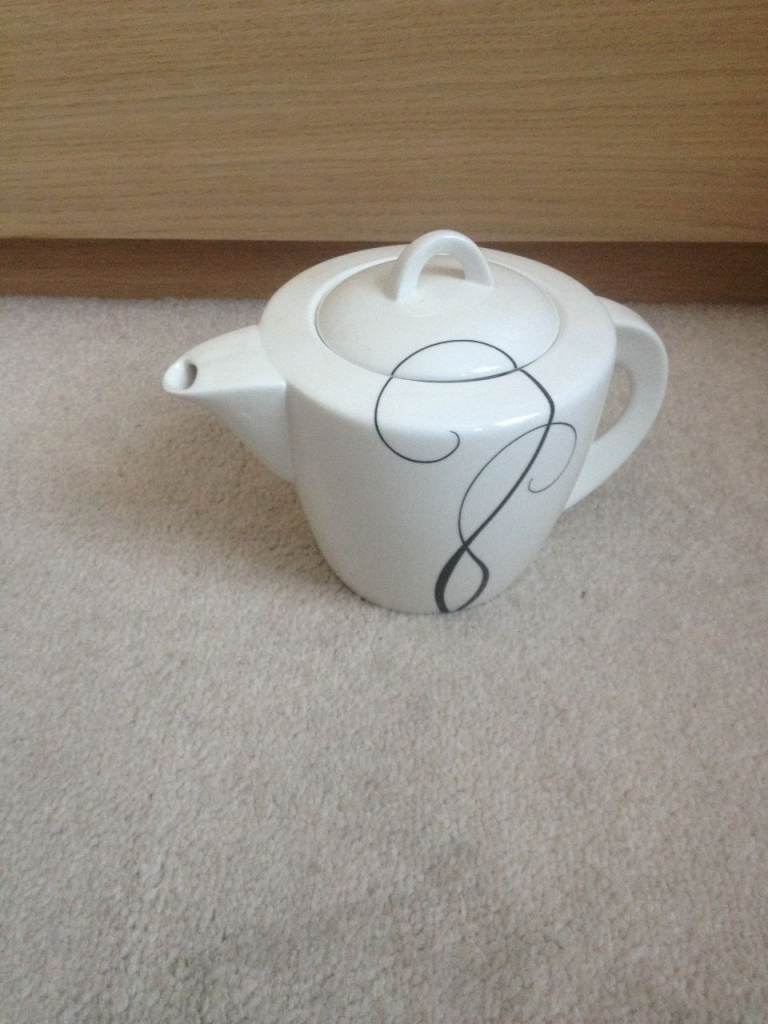 Maxwell + Williams Breeze teapot, used but in as good as new condition 