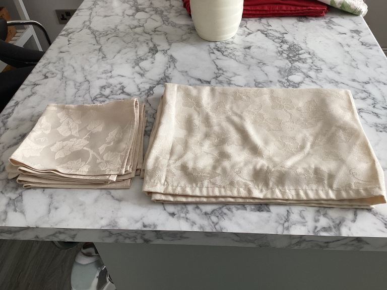 Cream Tablecloth and Napkins Set – As New.