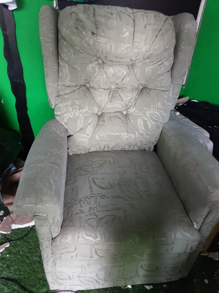 FREE RISE & RECLINE CHAIR