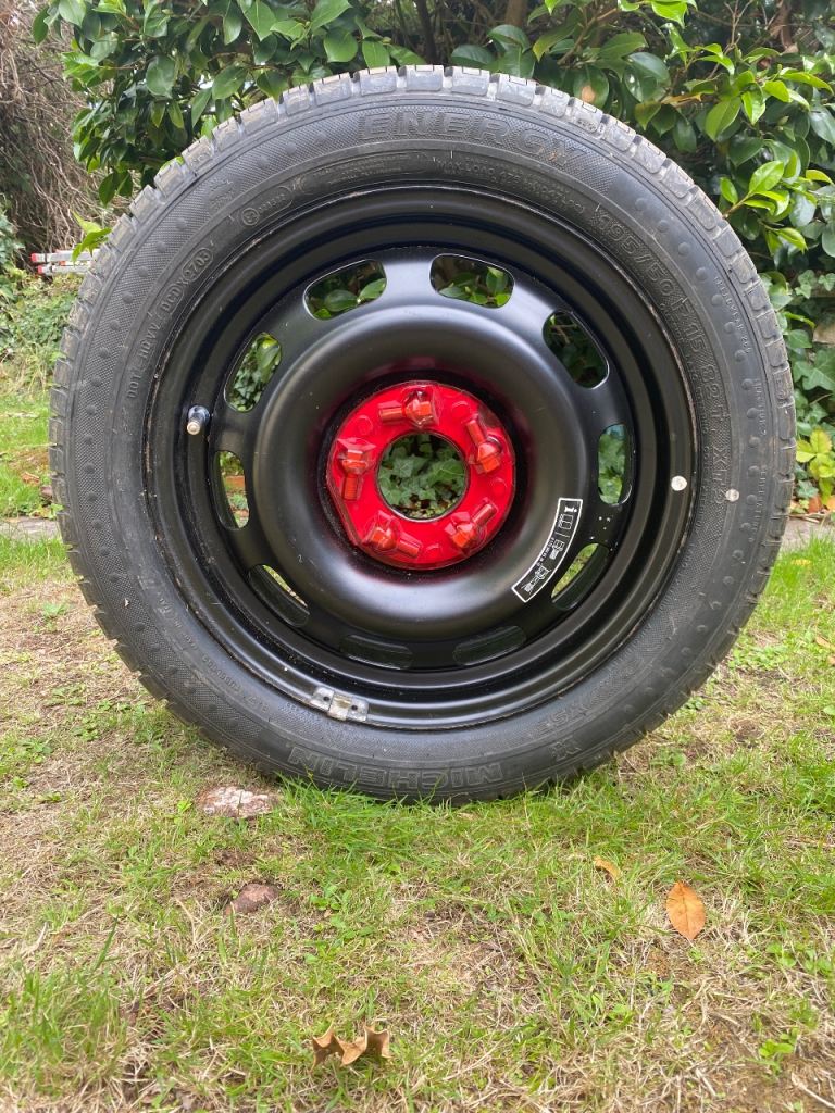 Car wheel and tyre