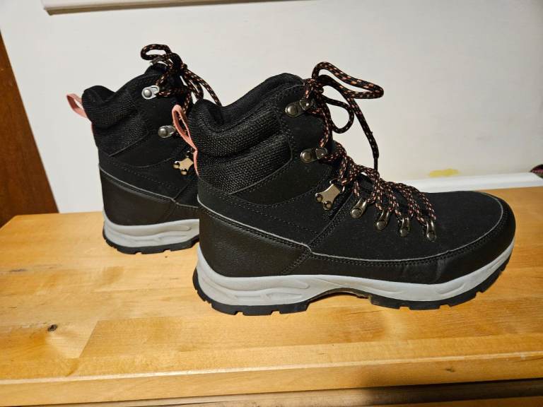 Ladies black walking boots / shoes size 7 £10 