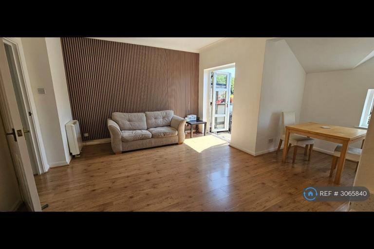 2 bedroom flat in Central Park Road, East Ham, E6 (2 bed) (#3065840)