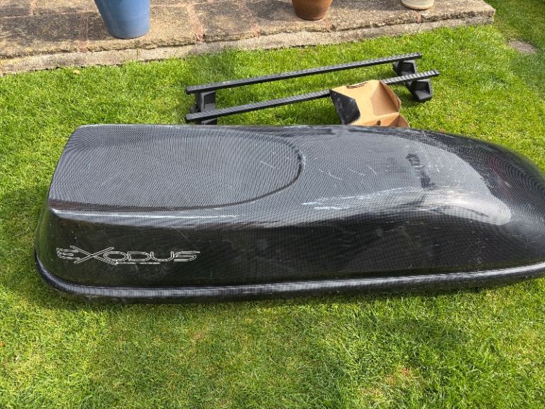 Roof box and bars