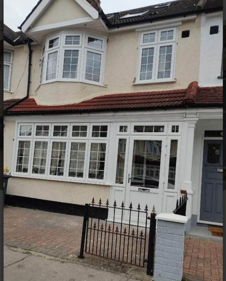 EXTA Large Double Room - Attached Toilet /Ensuite Shower/ Free Parking, Available