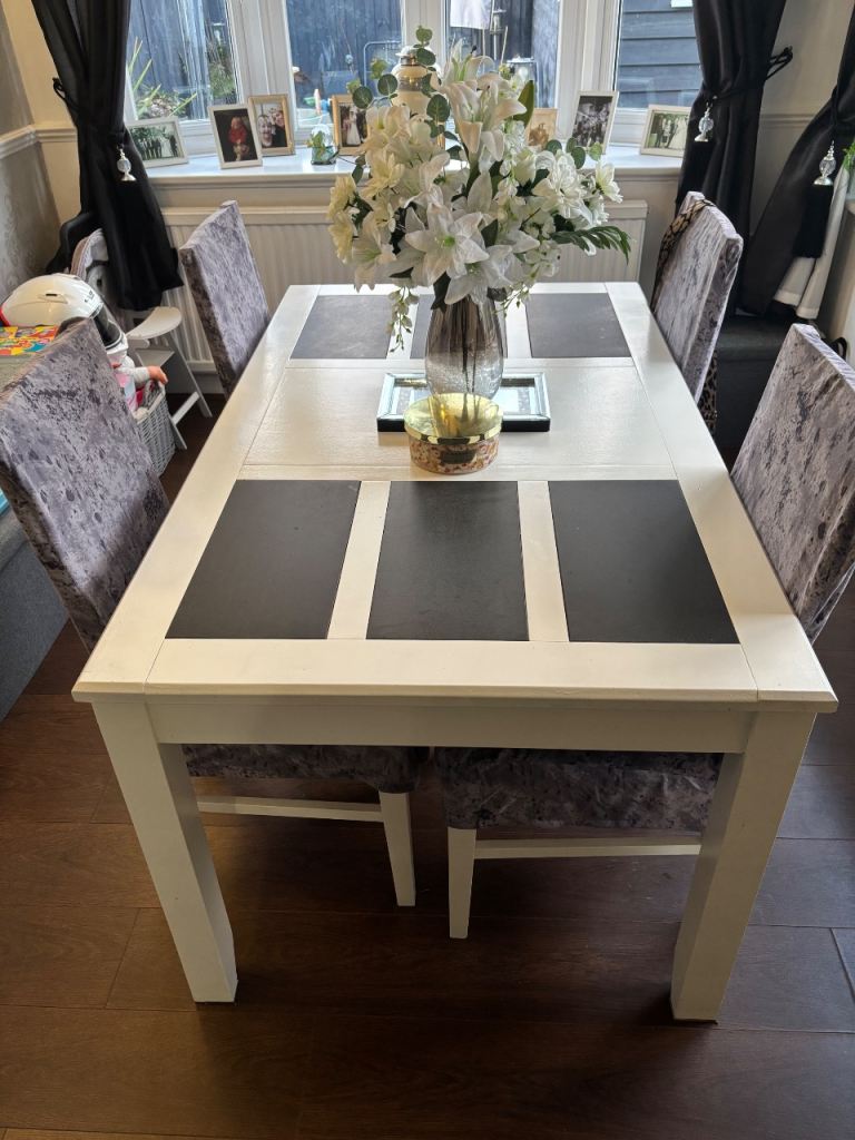 Dining Table & 4 Chairs 