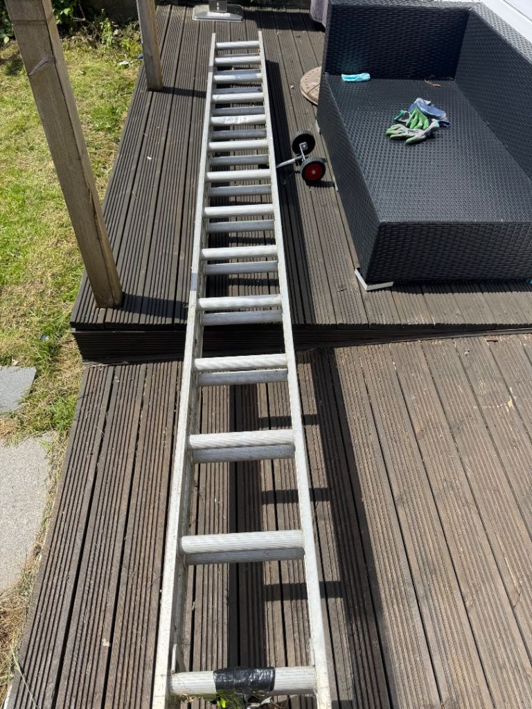 Extendable large ladder