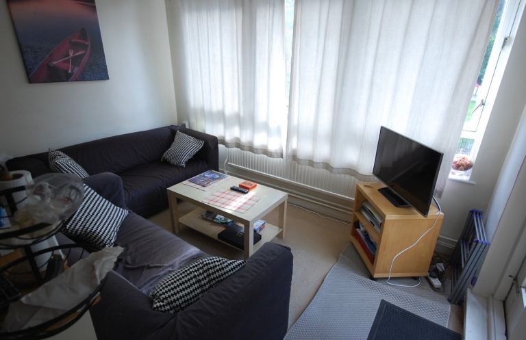 ✨ Stylish Refurbished Double Room in Southfields – All Bills Included