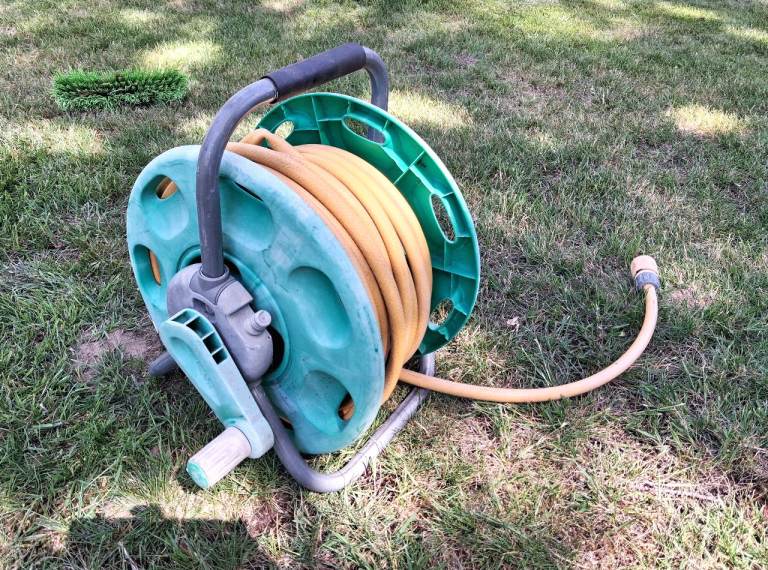 GARDEN HOSE REEL WITH LONG LENGTH OF HOSE